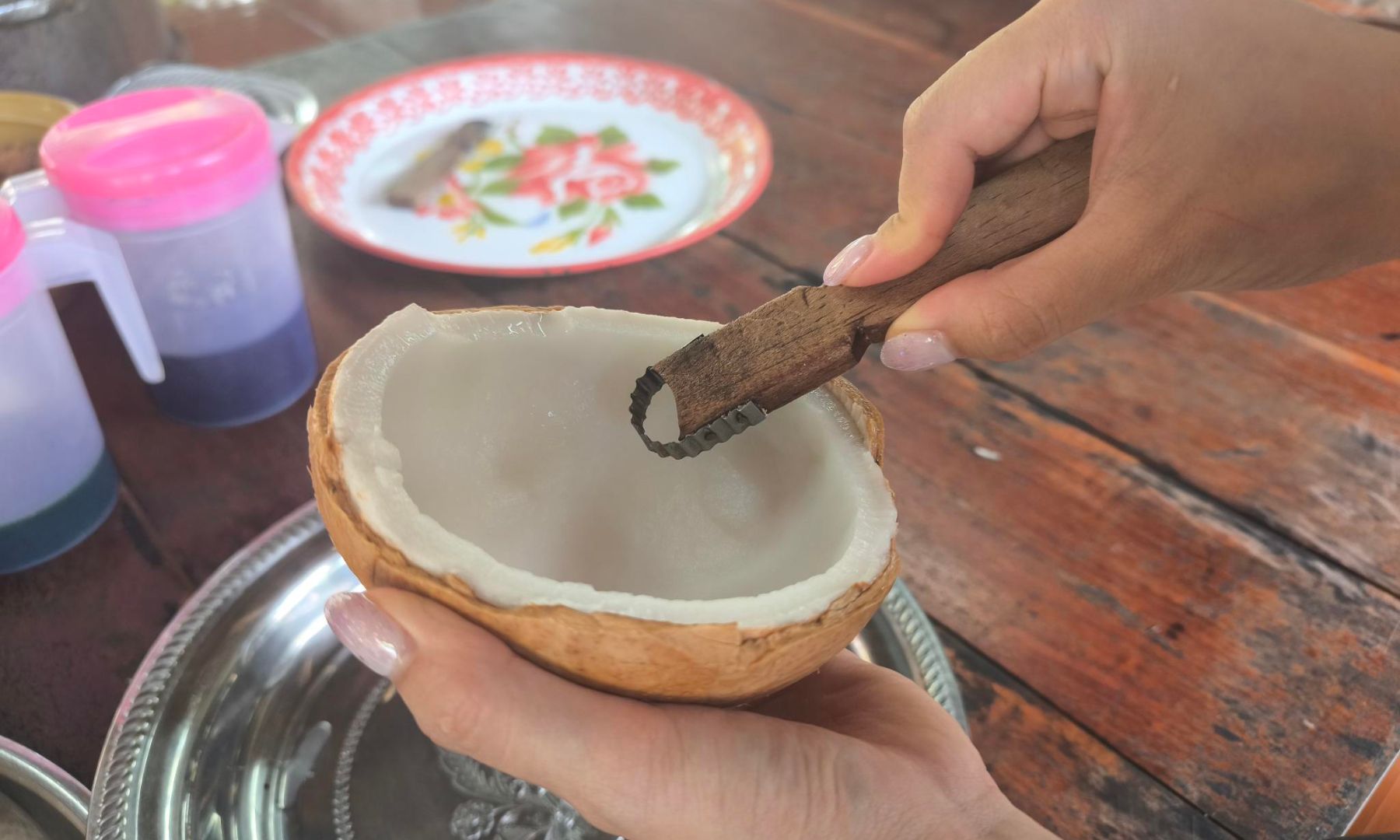 これまた力仕事！ココナッツの実を削ろう！